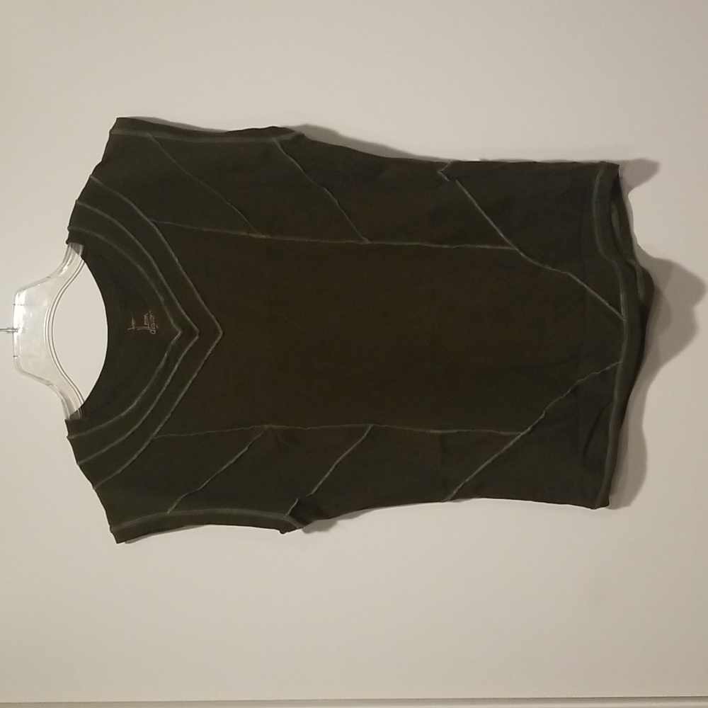 Sleeveless v-neck top.